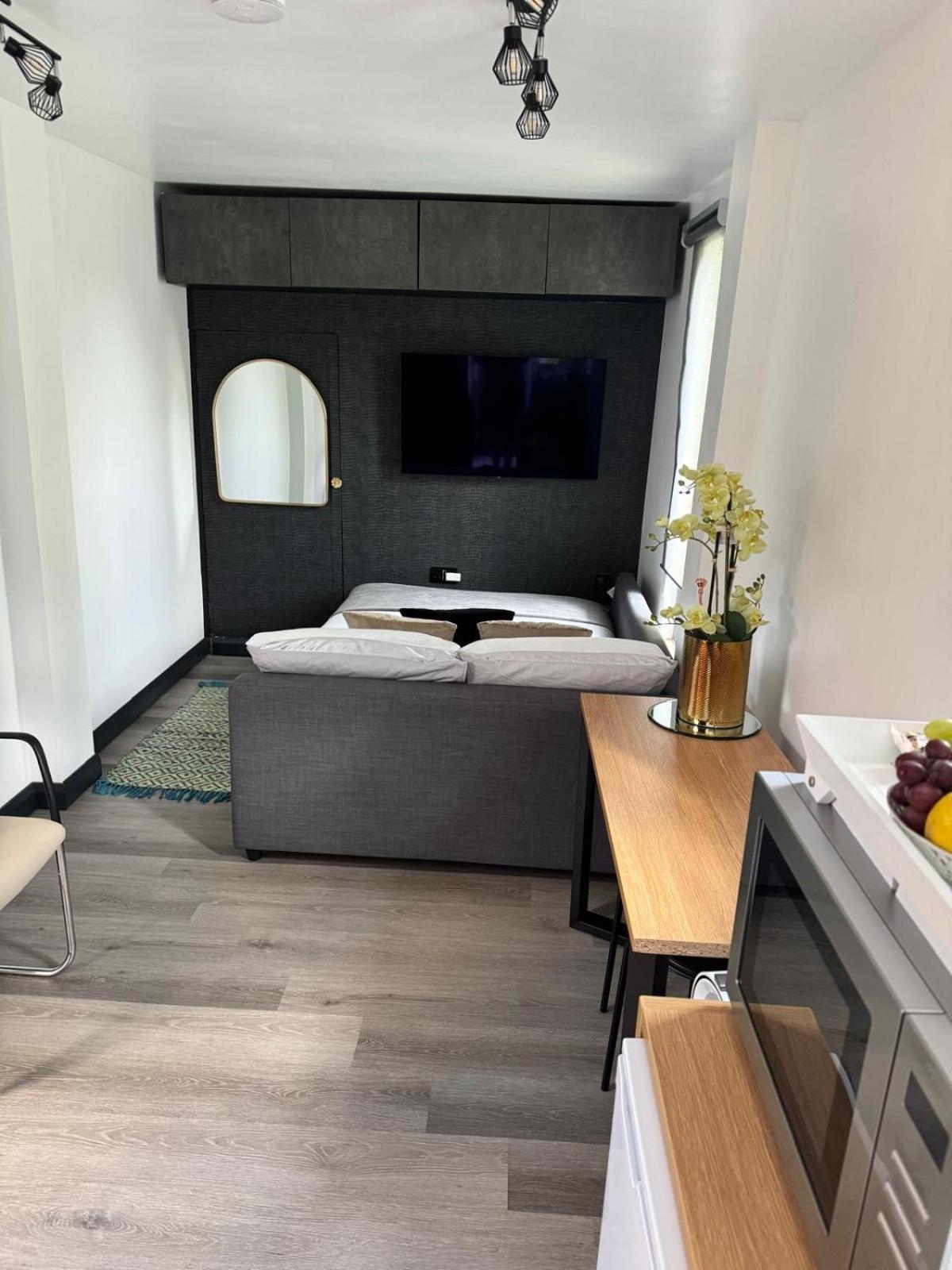 Apartment Modern In Peaceful Area Swindon